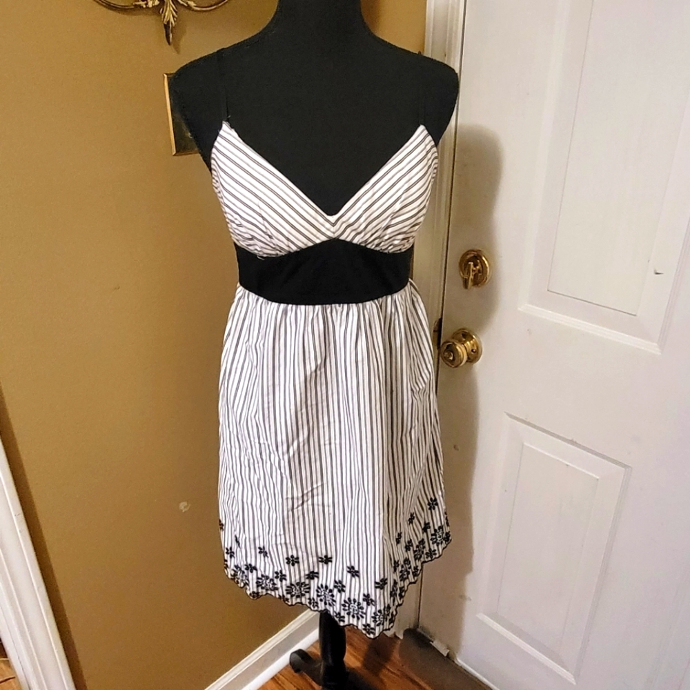 Juniors City Triangles Black & White Dress